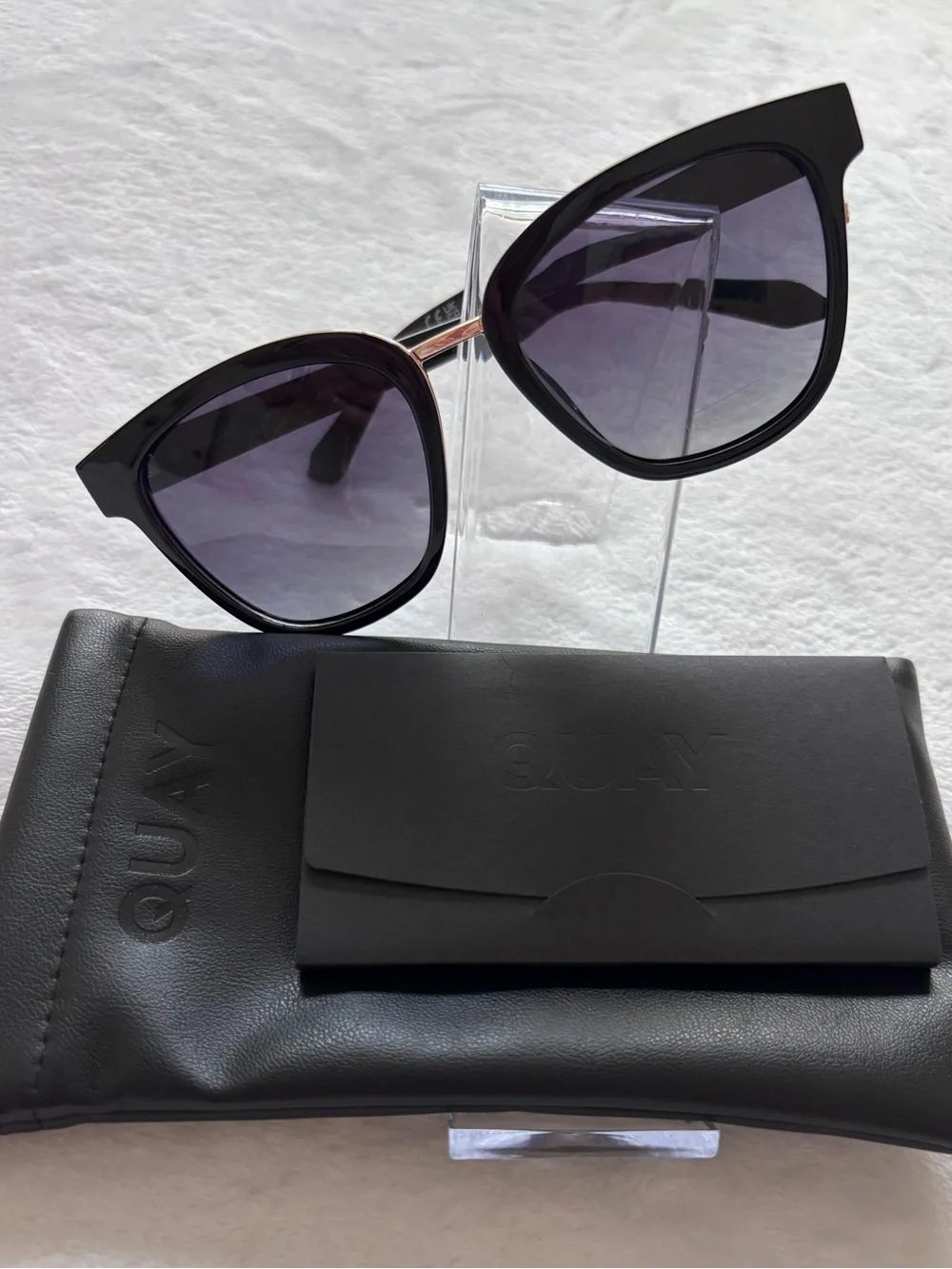 QUAY AUSTRALIA Act Natural Black Gold Polarized Square Sunglasses and Case--NEW